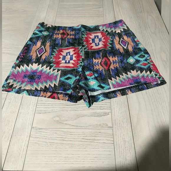 Vestique High Waist Red and Pink Shorts with Geometric Pattern - Picture 4 of 5